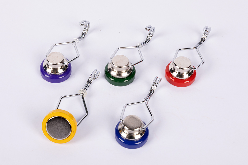 Rotating magnetic hook